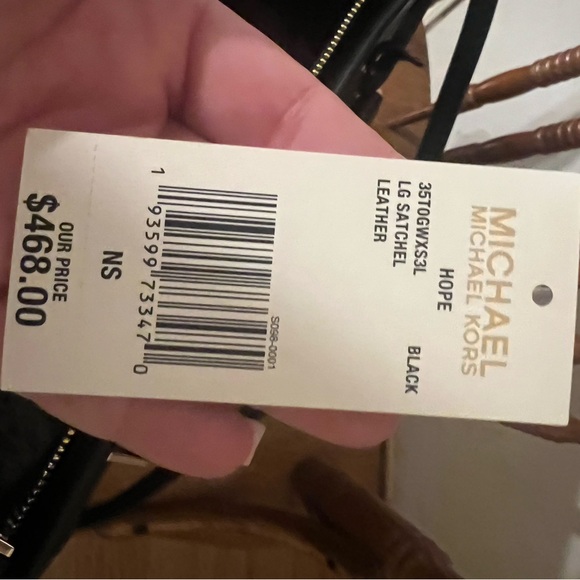 Micheal Kors black purse! - Picture 2 of 5